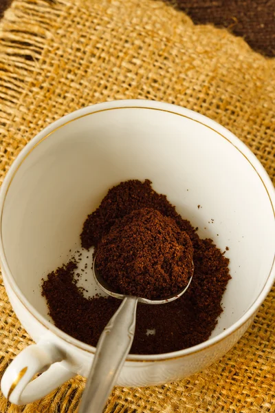 Zmieloną kawę w łyżką — Zdjęcie stockowe
