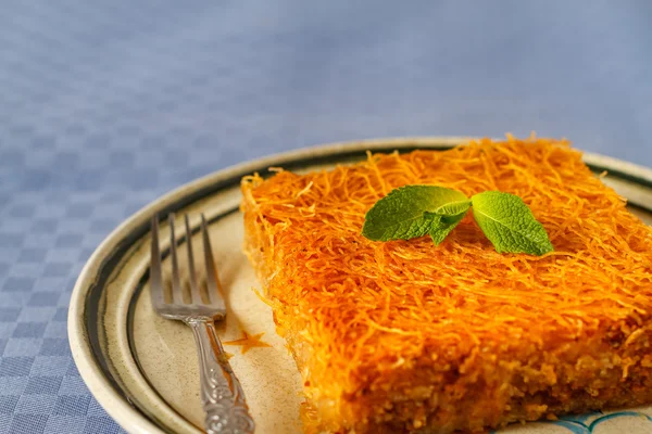 Turkish dessert, kataif cake — Stock Photo, Image