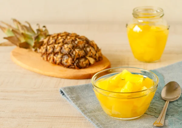 Un bol d'ananas en conserve — Photo