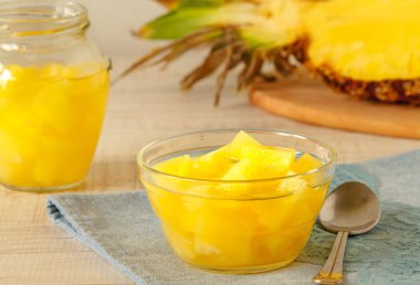 Bir kase Konserve ananas 