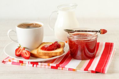 Tost ekmeğine çilek reçeli ile Kahvaltı
