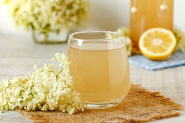 Mürver çiçeği içki dilimlenmiş limon ile 