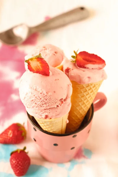 Homemade strawberry ice cream — Stock Photo, Image