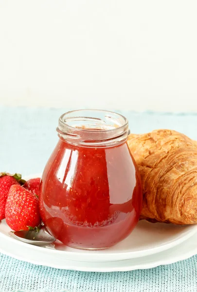 Strawberry jam in a jar with croissant — Stock Photo, Image