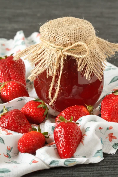 In een pot aardbeienjam — Stockfoto