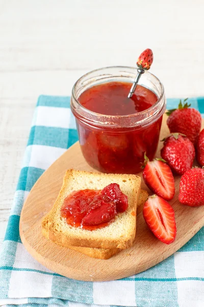 Toast chleb z dżemem truskawkowym — Zdjęcie stockowe