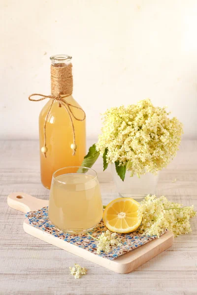 Elderberry flower drink with sliced lemon — Stock Photo, Image