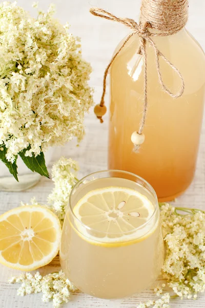 Bebida de flor de saúco con limón en rodajas —  Fotos de Stock