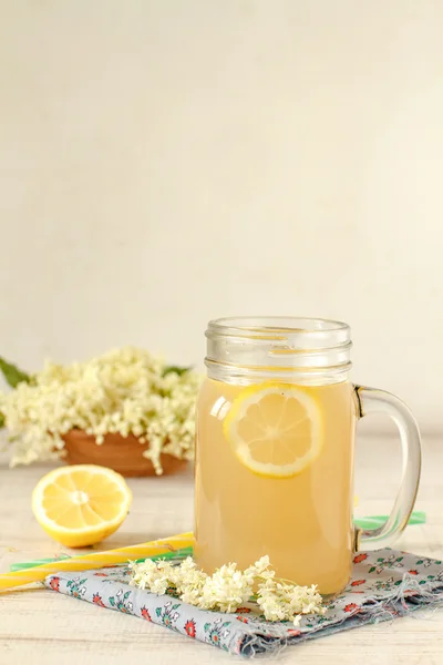 Bevanda di fiori di sambuco con limone affettato — Foto Stock