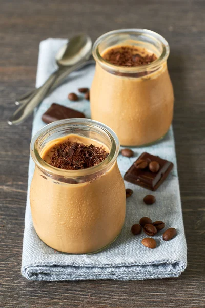 Café et dessert au chocolat dans un bocal en verre — Photo