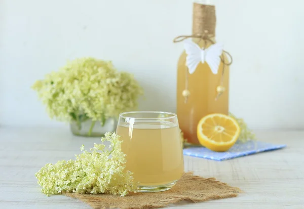 Bevanda di fiori di sambuco con limone affettato — Foto Stock