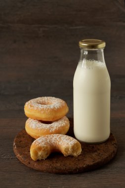 pudra şekeri donuts ve süt