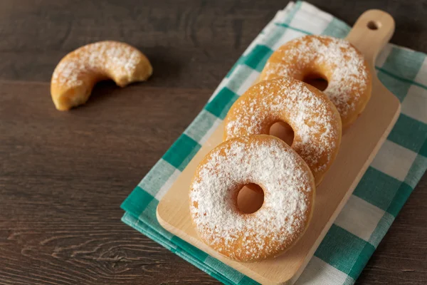 Zelfgemaakte eenvoudige donuts — Stockfoto