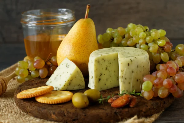 Aperitivo caseiro rústico com queijo e frutas do outono — Fotografia de Stock