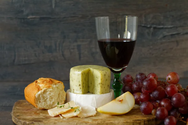 Aperitivo caseiro rústico com queijo e frutas do outono — Fotografia de Stock