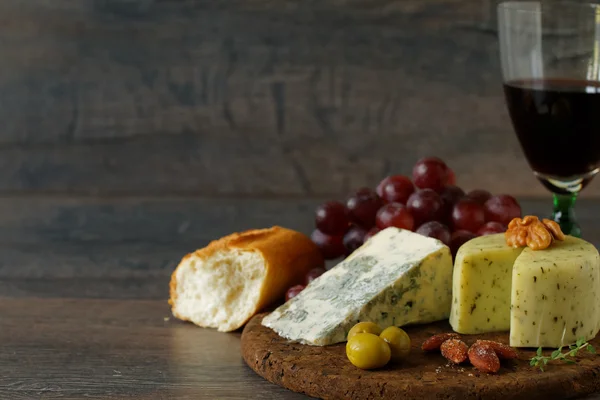 Aperitivo de outono com queijo e frutas — Fotografia de Stock