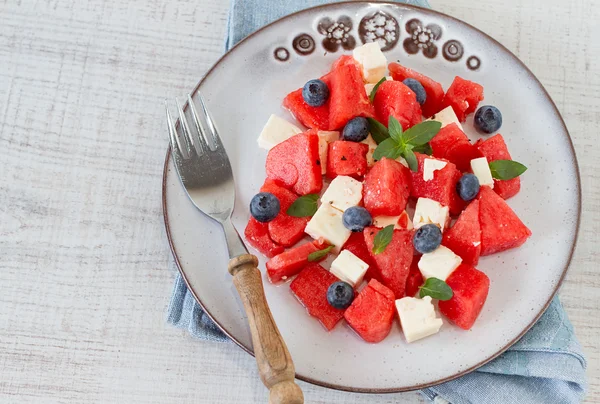 Plato rústico sencillo con sandía y queso — Foto de Stock