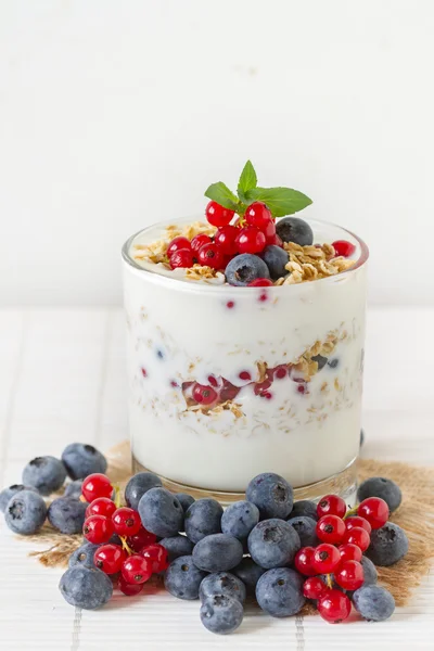 Breakfast with yogurt ,oats and berries — Stock Photo, Image