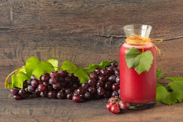 Натюрморт со свежим виноградом и напитками — стоковое фото