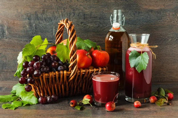 Bodegón con frutas y bebidas frescas de otoño —  Fotos de Stock