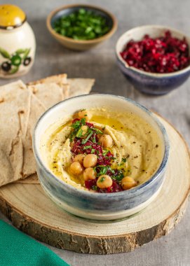 Klasik bir oryantal meze yemeği - pancar salatası, zeytin yağı ve maydanozlu nohut humusu.