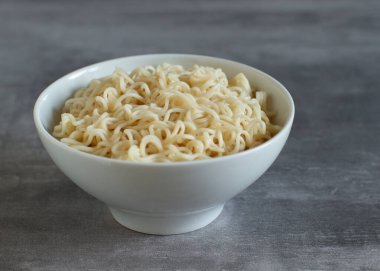 Beyaz seramik kasede ramen eriştesi.