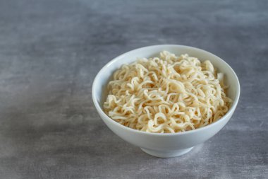 Beyaz seramik kasede ramen eriştesi.