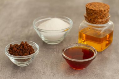 Rafine edilmiş beyaz şeker, koyu kahverengi muscovado şekeri, bal ve agave şurubu.