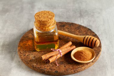 Bal ve tarçından yapılan doğal bir ilaç.