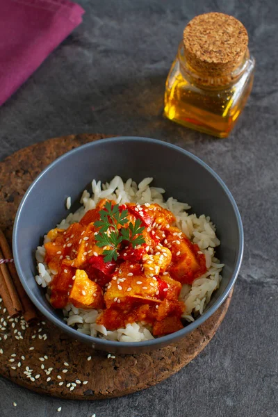 Sesam Teriyaki Kip Gember Rijst Een Tafel — Stockfoto