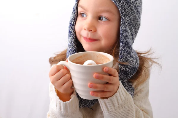 小さな女の子のホット チョコレートを飲んで — ストック写真