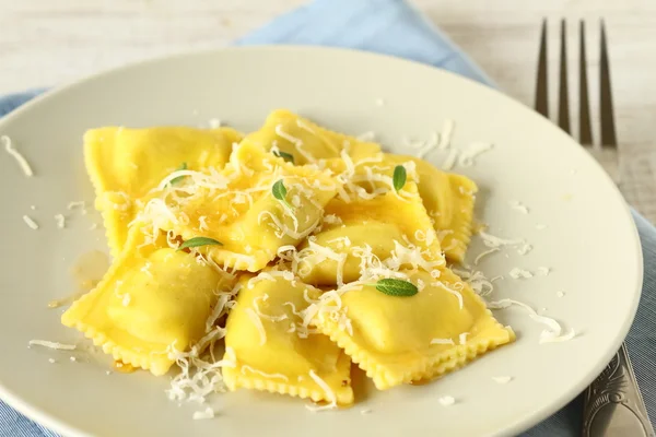 Ravioli com queijo parmesão — Fotografia de Stock