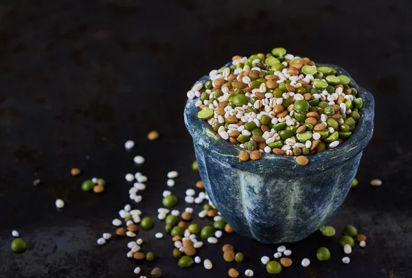 Tigela com cereales e legumes, close-up — Fotografia de Stock