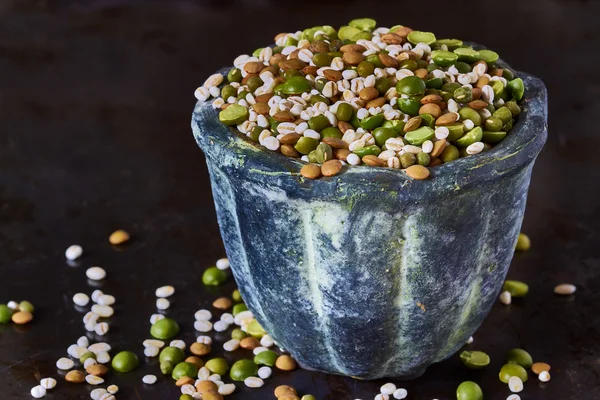 Ciotola con cereali e legumi, primo piano — Foto Stock