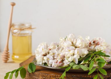 Akasya çiçekler ve bal