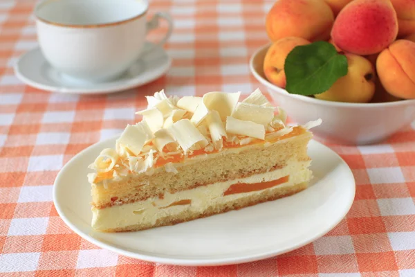 Sponge cake with yogurt mousse — Stock Photo, Image