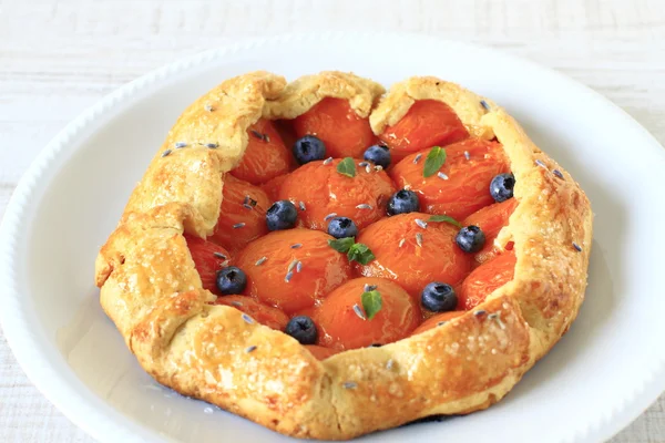 Torta de fatia crosta simples de massa curta com damascos frescos Imagem De Stock