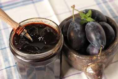 Rustik Erik reçeli ve taze meyve