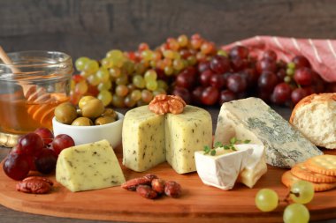 Sonbahar meze peynir ve meyve ile