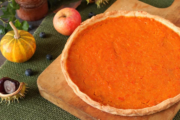 Rustic pumpkin pie with fall decoration — Stock Photo, Image