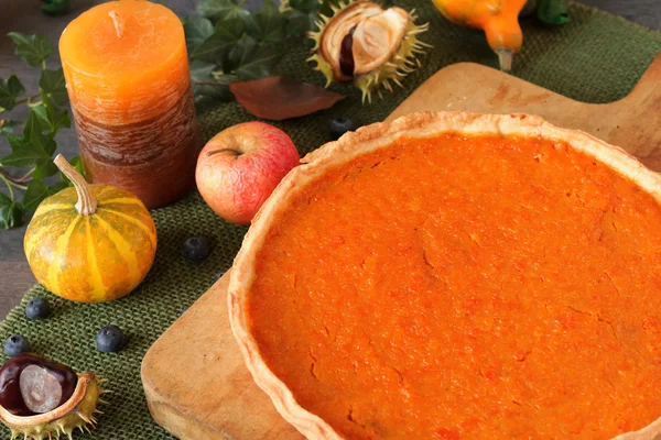 Rustic pumpkin pie with fall decoration — Stock Photo, Image