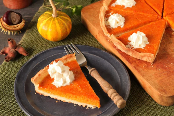 Rustic pumpkin pie with fall decoration — Stock Photo, Image