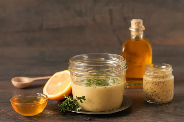 Rustikales Dressing mit Senf, Honig und Kräutern — Stockfoto