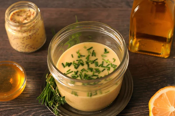 Vinaigrette rustique avec moutarde, miel et herbes — Photo