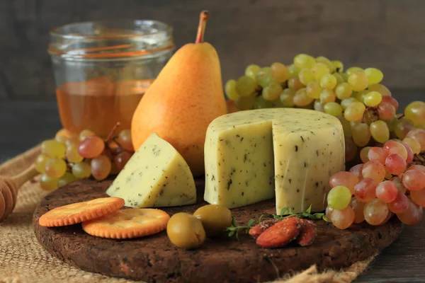 Aperitivo de queda com queijo e frutas — Fotografia de Stock