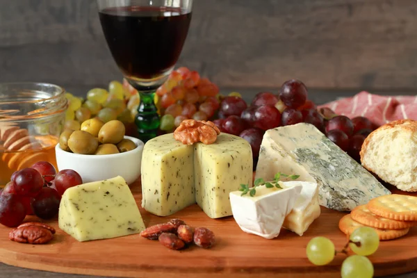 Aperitivo de queda com queijo e frutas — Fotografia de Stock