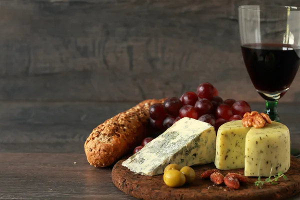 Aperitivo de queda com queijo e frutas — Fotografia de Stock