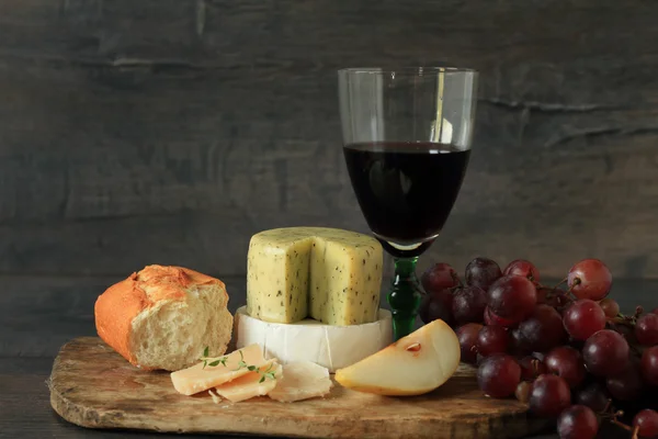 Aperitivo de queda com queijo e frutas — Fotografia de Stock