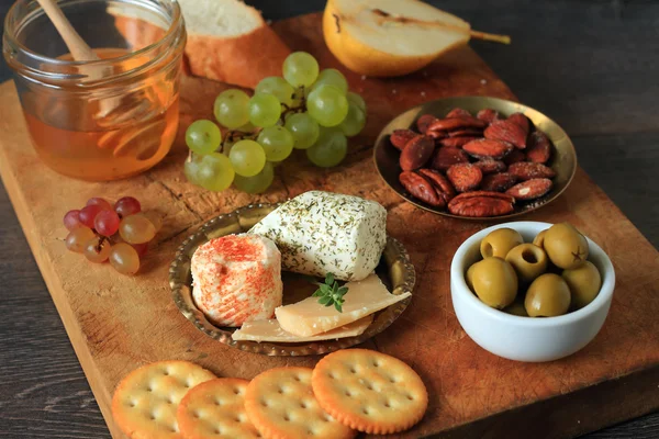 Sonbahar meze peynir ve meyve ile — Stok fotoğraf