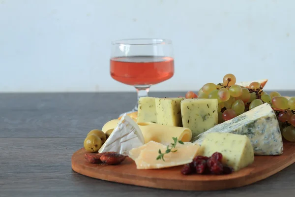 Aperitivo de queda com queijo e frutas — Fotografia de Stock